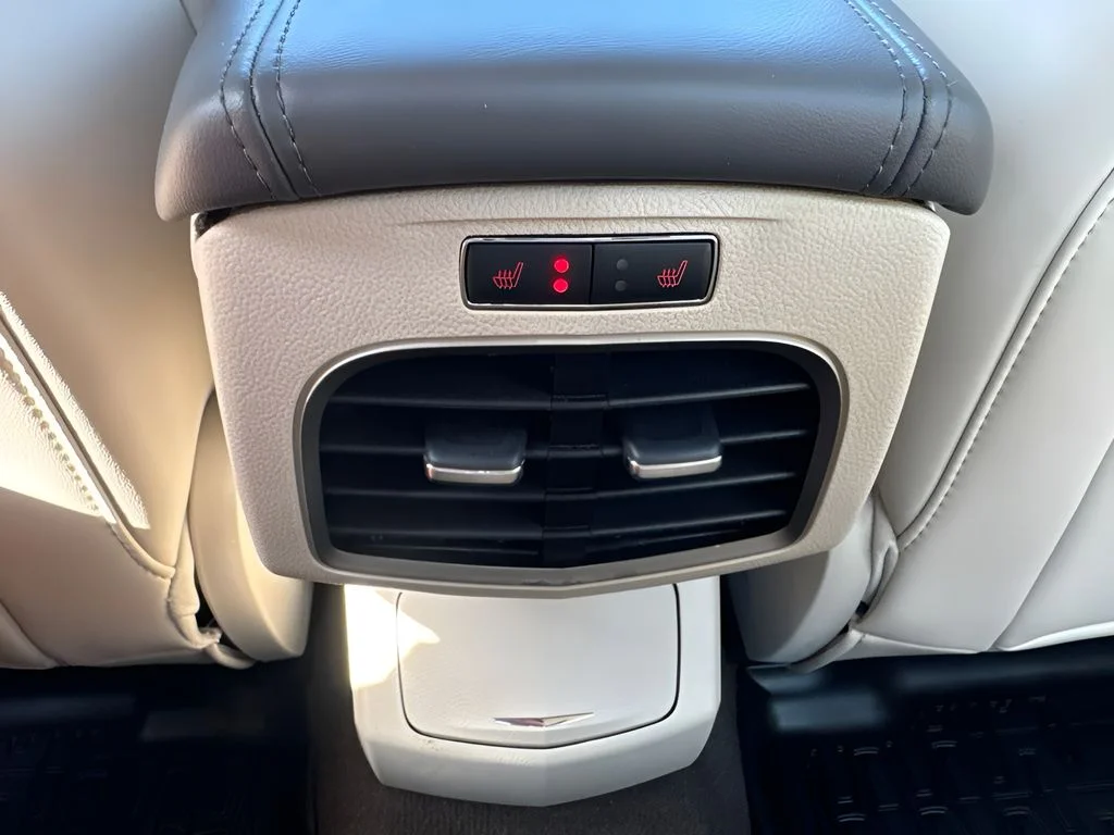 Used 2019 White Lincoln Reserve image 12