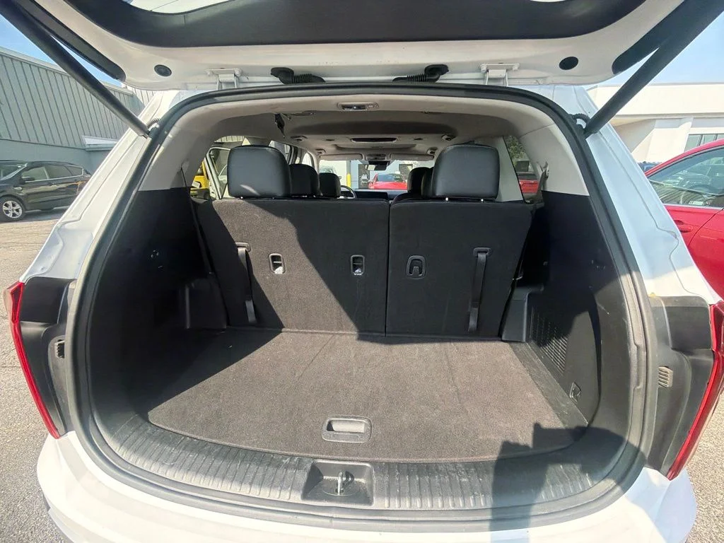 Used 2025 White Kia S image 20