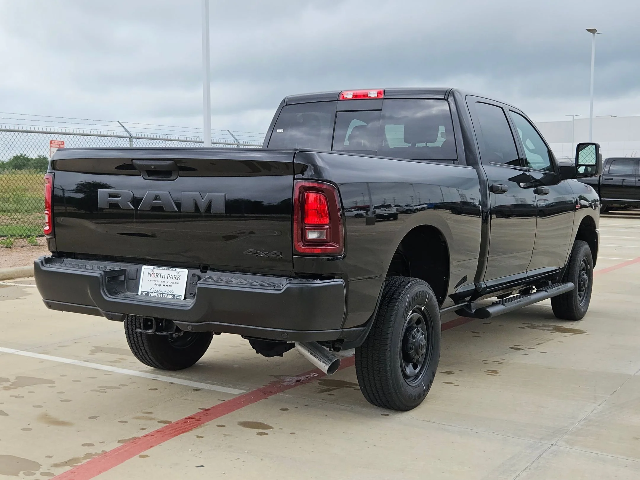 New 2026 Diamond Black Crystal Pearl-Coat Exterior Paint RAM Tradesman image 3