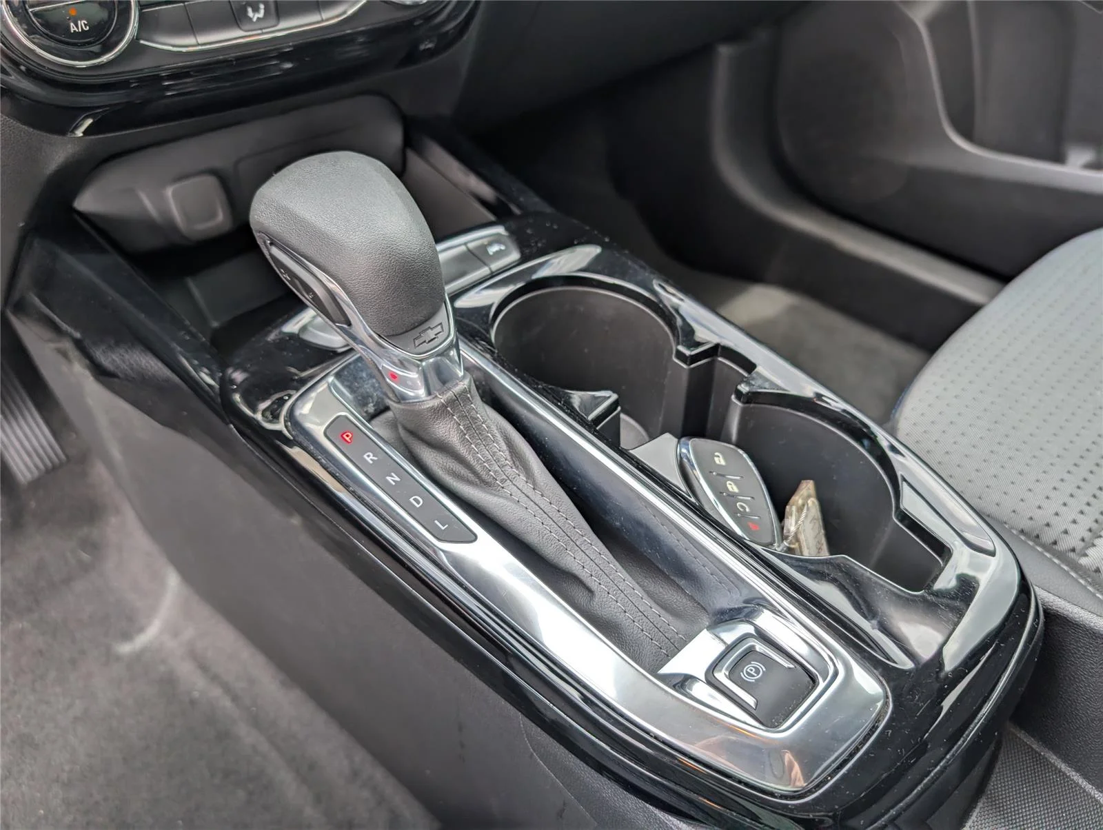 Used 2025 Summit White Chevrolet LT image 17