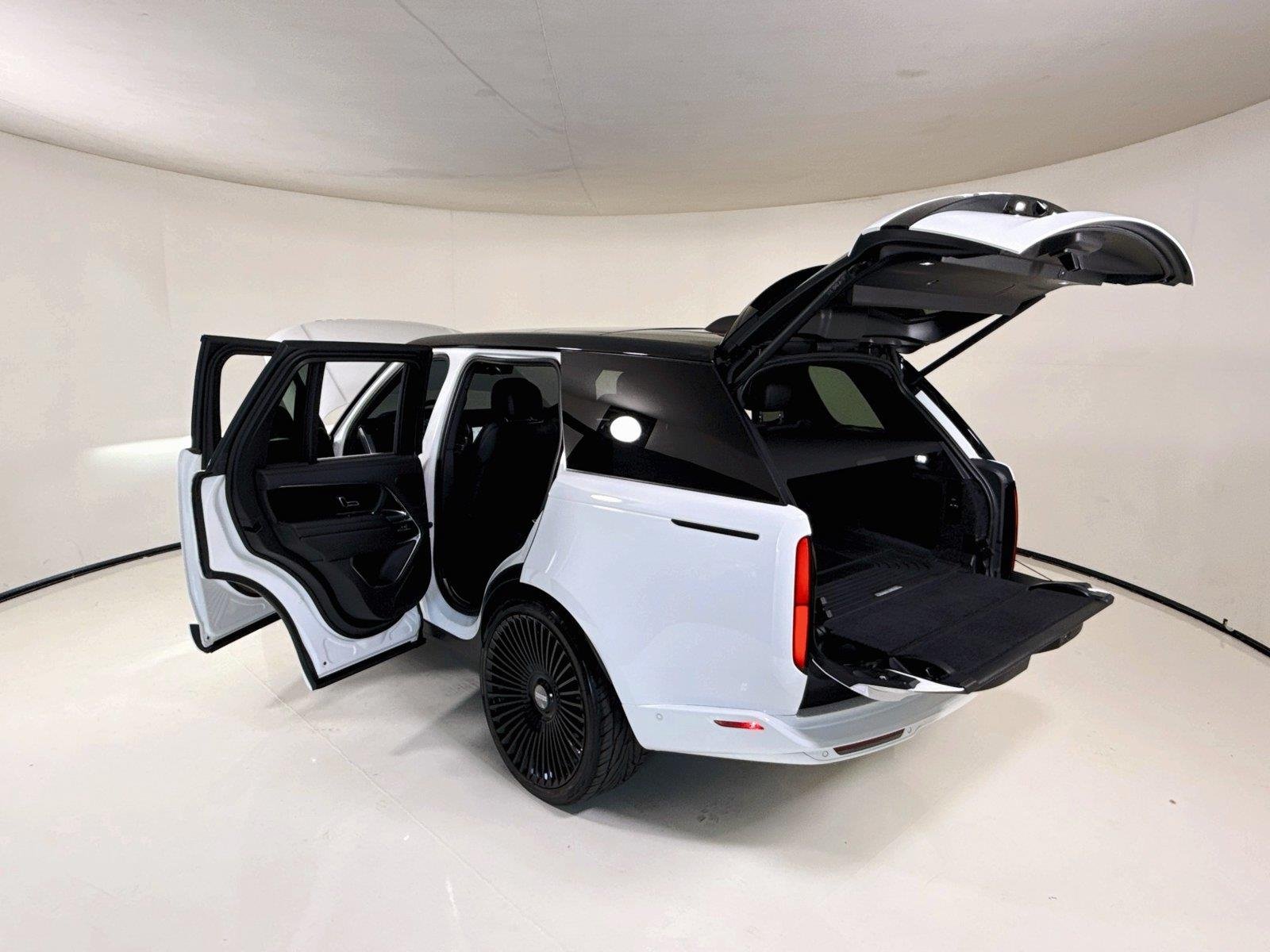 Used 2025 Fuji White Land Rover SE | 24