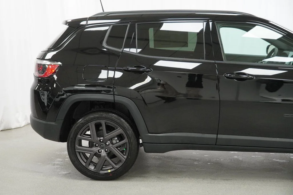 New 2026 Diamond Black Crystal Pearlcoat Jeep Latitude image 9