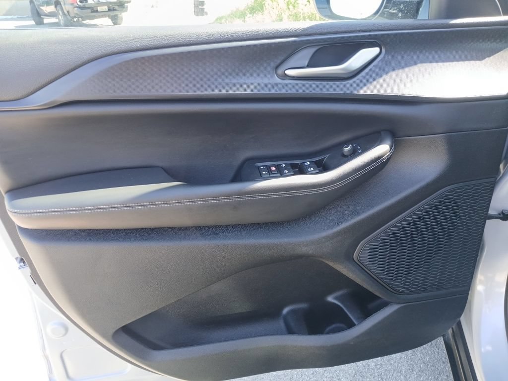 Used 2023 Silver Jeep Altitude X image 25