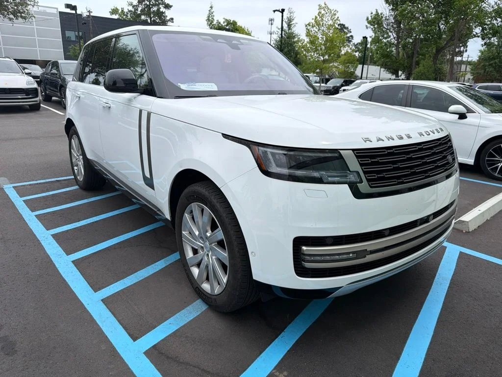 Used 2023 White Land Rover SE image 2