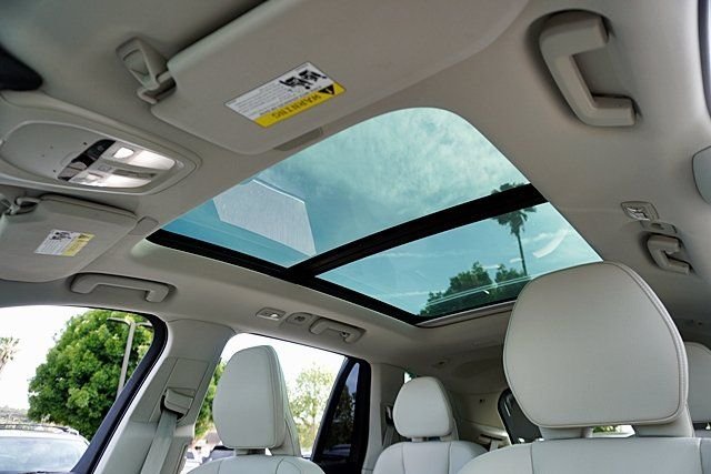 Used 2025 Black Volvo B6 Plus 6-Seater image 15