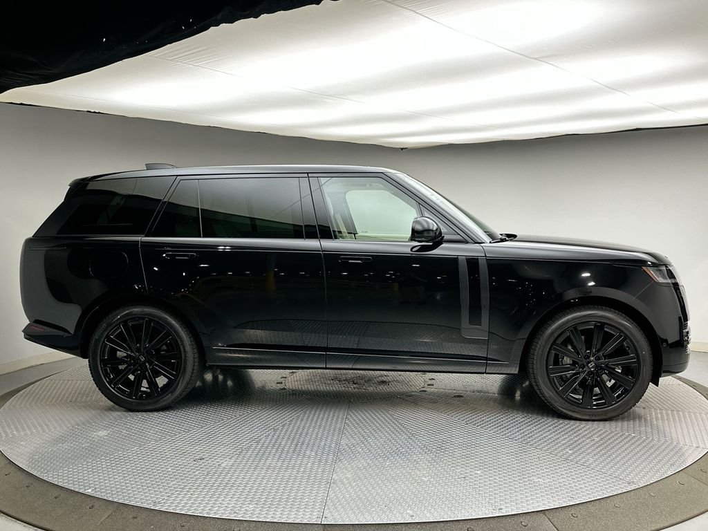 New 2027 Santorini Black Metallic Land Rover SE image 4