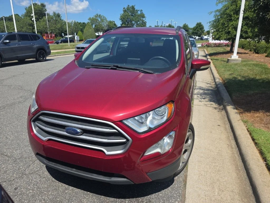 Used 2021 Red Ford SE image 4