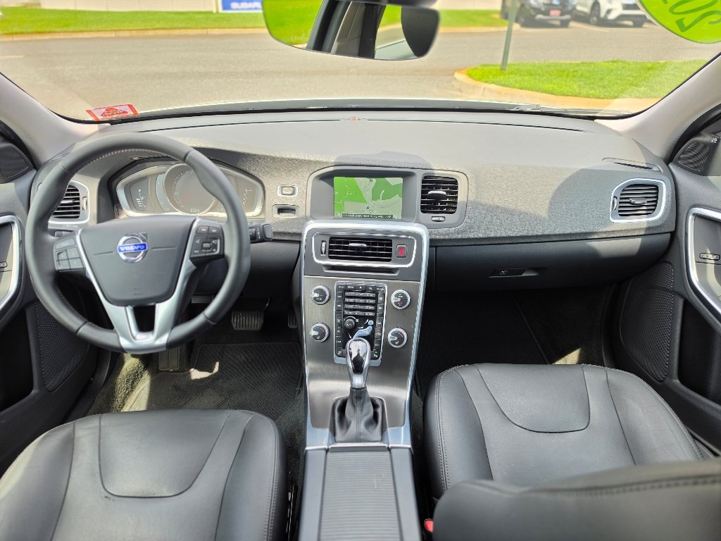 Used 2016 Silver Volvo T5 Drive-E Premier image 2