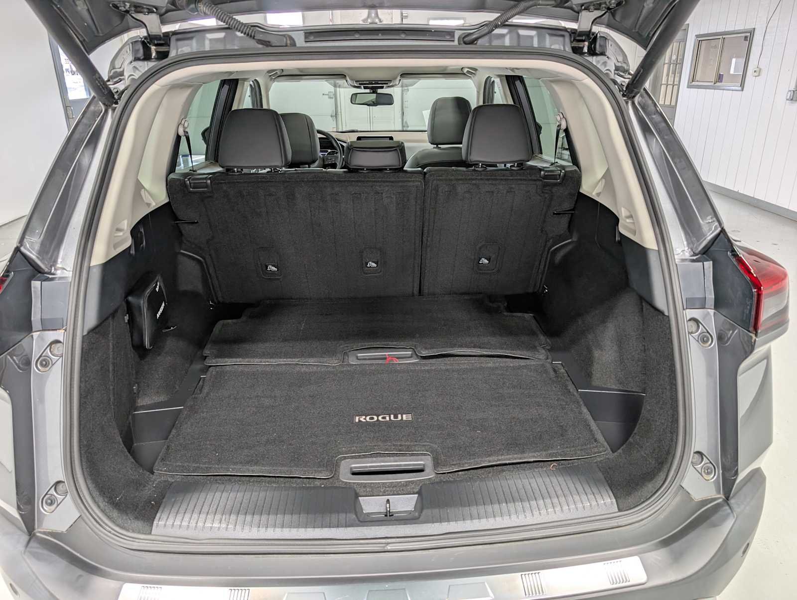 Used 2021 Gun Metallic Nissan SL image 7