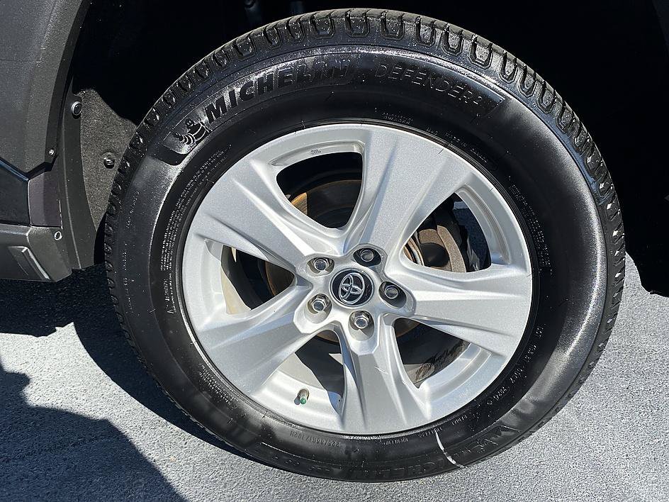 Used 2020 Midnight Black Metallic Toyota Hybrid XLE image 26