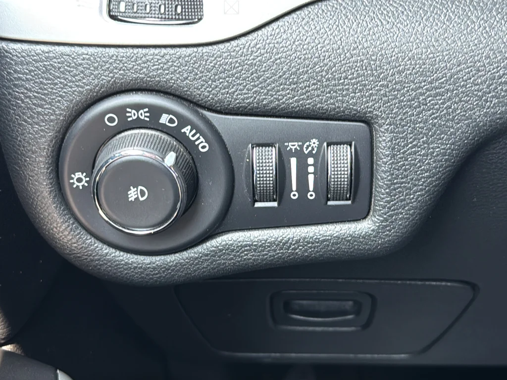 Used 2018 Gray Jeep Latitude Plus image 25