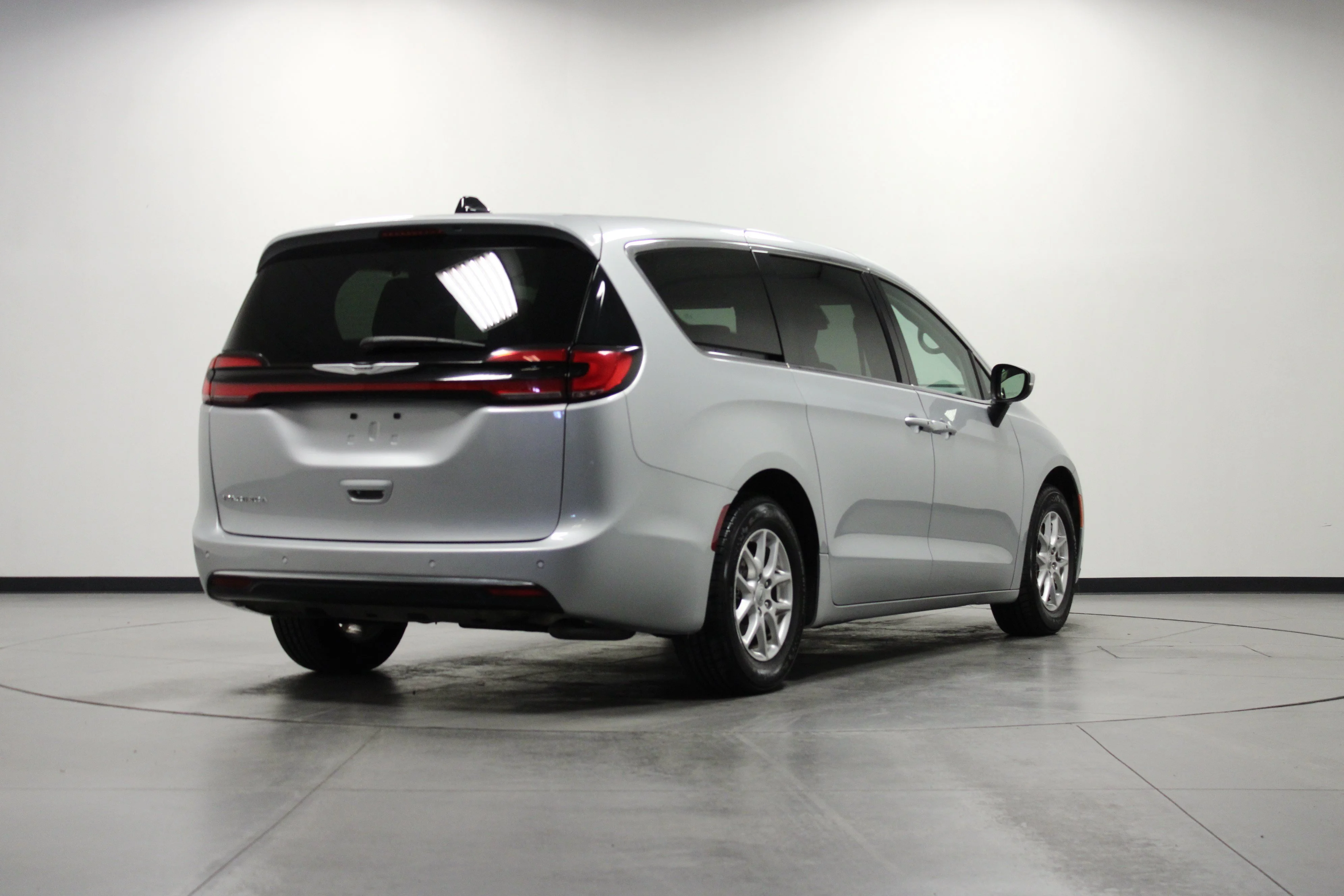 Used 2023 Silver Mist Clearcoat Chrysler Touring L image 4