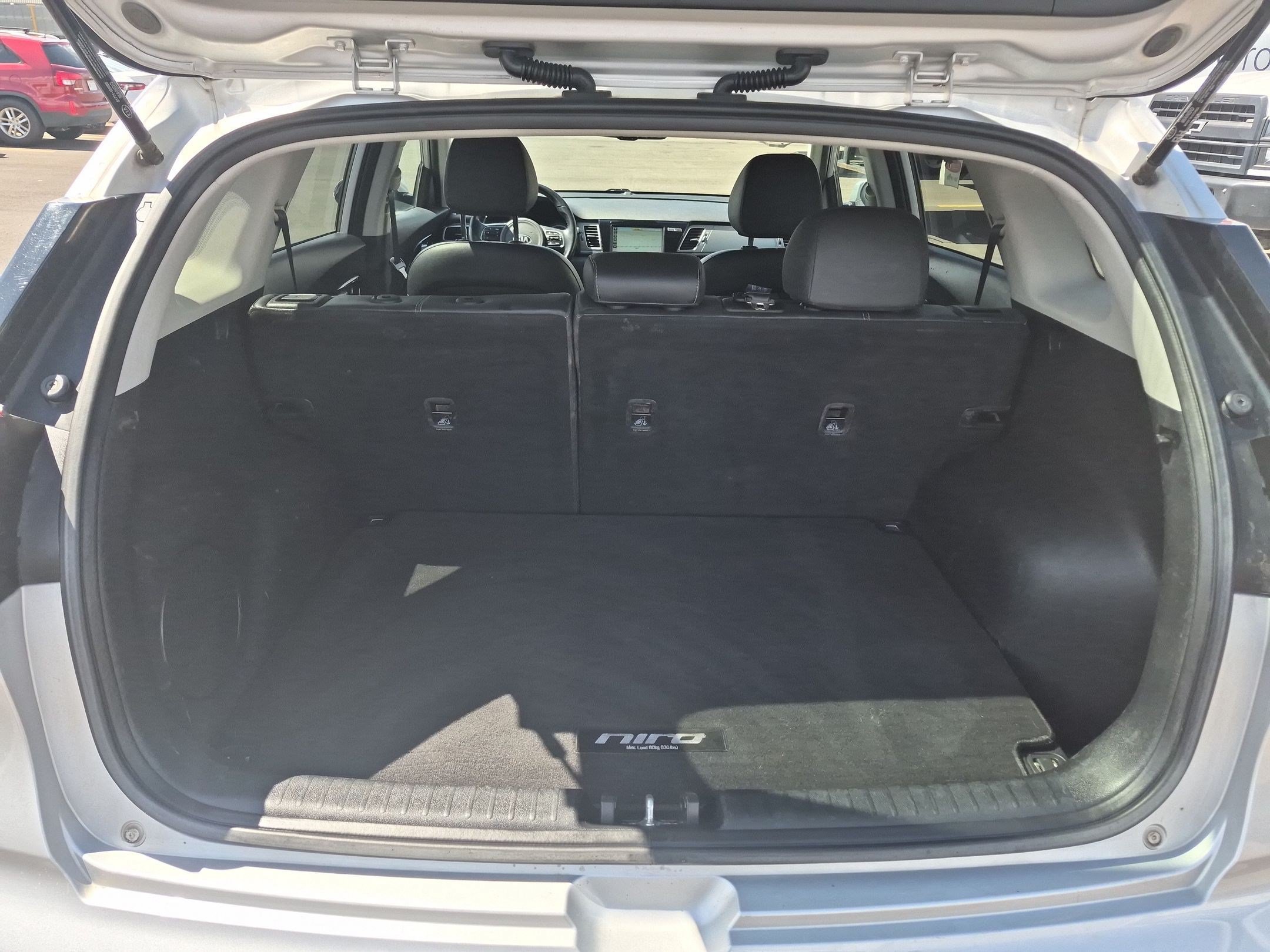 Used 2018 Silky Silver Kia Touring image 32