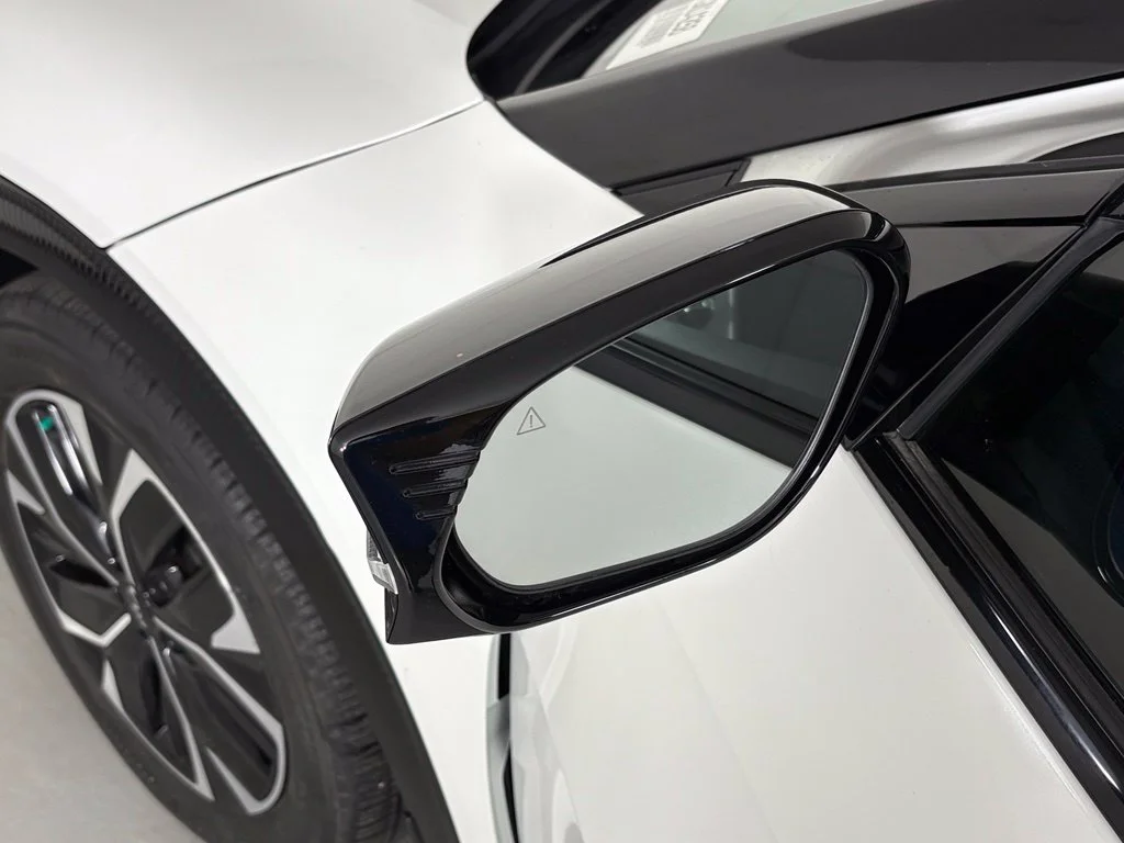 Used 2022 White Kia Wind image 13