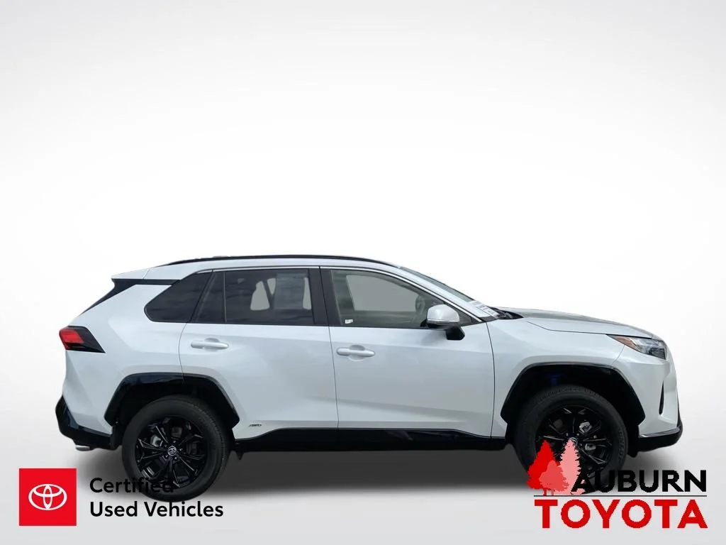 Used 2025 Ice Cap Toyota SE image 9