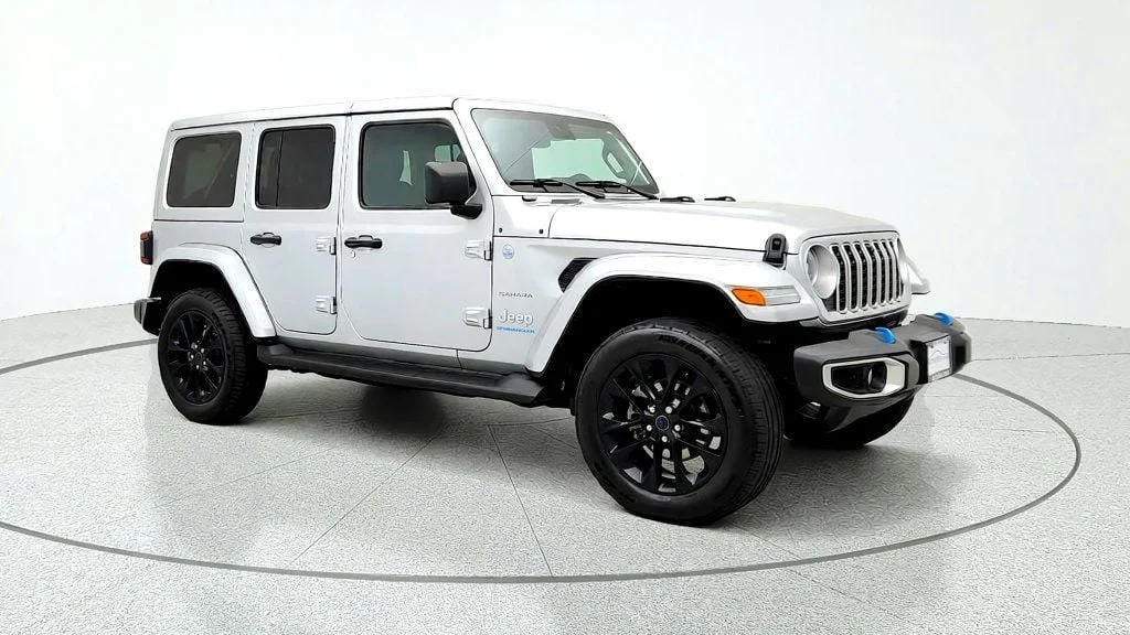Used 2024 Silver Zynith Clearcoat Jeep Sahara 4x4 image 3