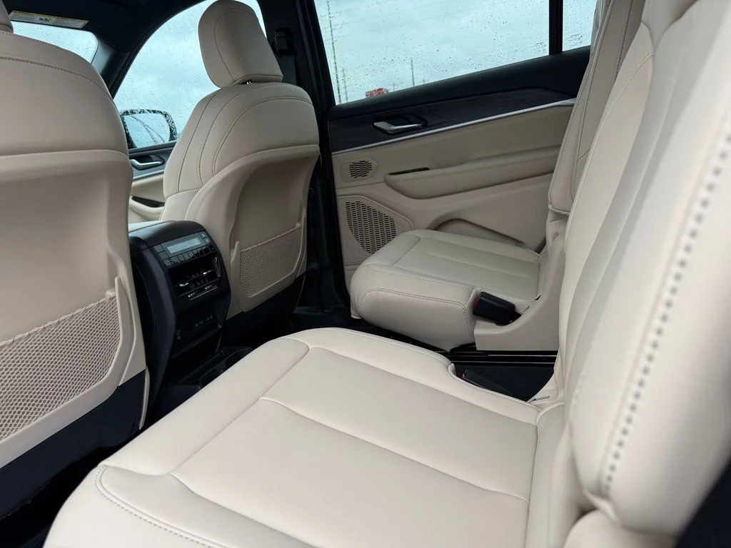 New 2026 Diamond Black Crystal Pearl-Coat Exterior Paint Jeep Limited image 20