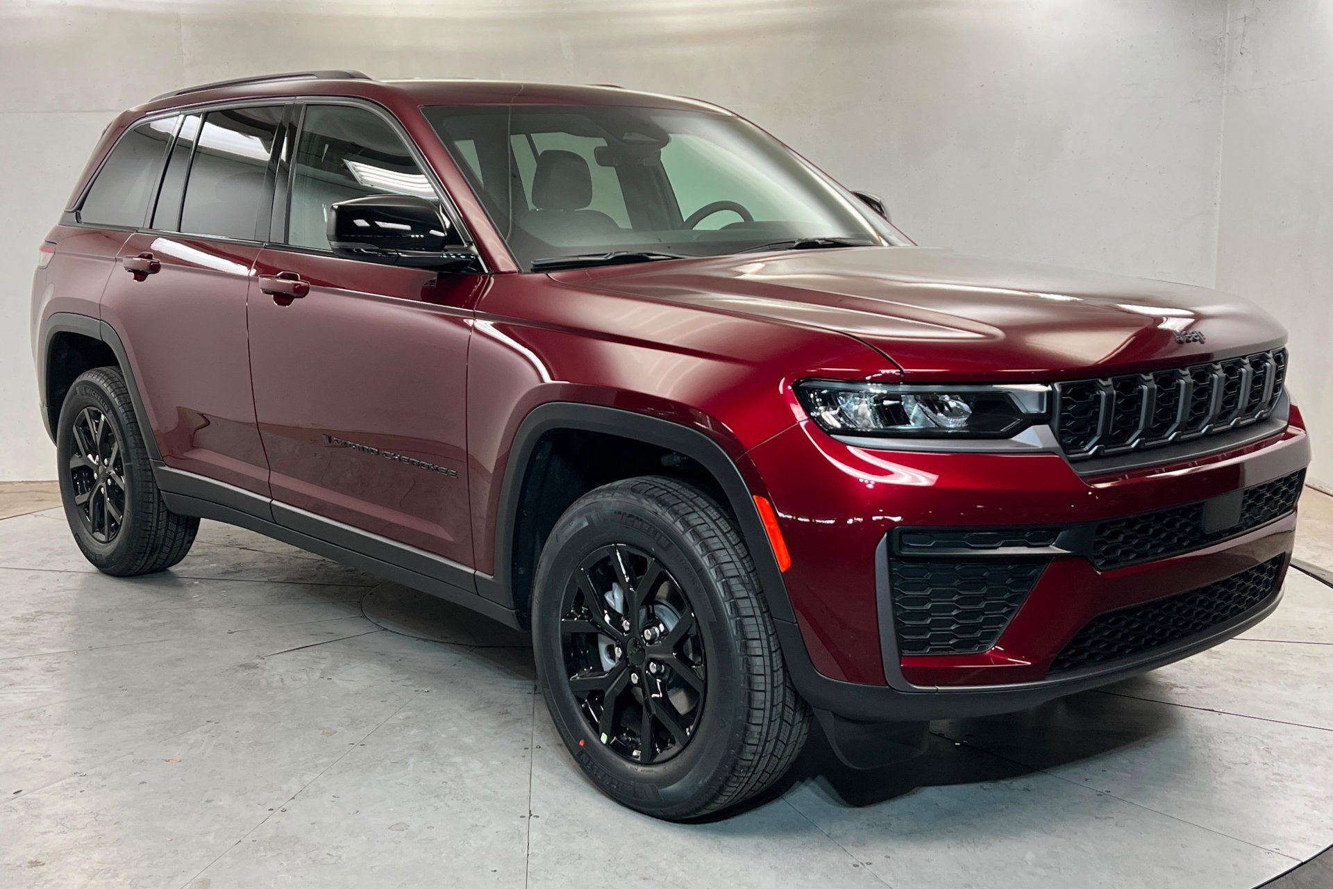 New 2026 Velvet Red Pearl-Coat Exterior Paint Jeep Laredo Altitude image 8