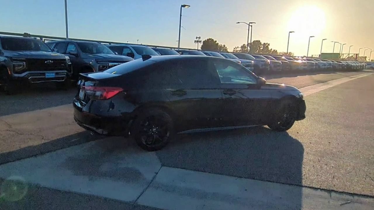 Used 2024  Honda Sport image 8