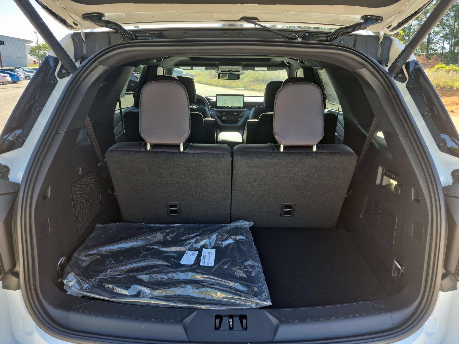 New 2027 Star White Metallic Tri-Coat Ford Platinum™ image 33