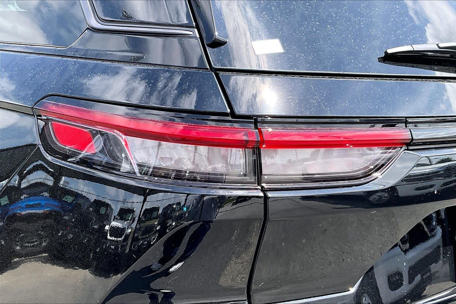 New 2026 Diamond Black Crystal Pearl-Coat Exterior Paint Jeep Laredo Altitude image 11