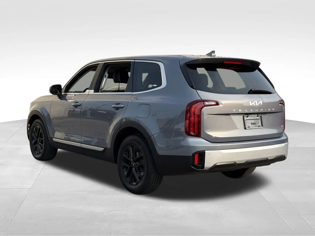 Used 2024 Silver Kia LX image 5
