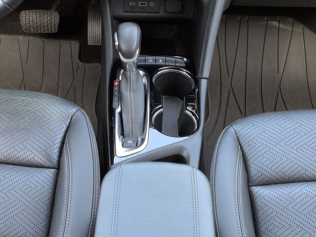 Used 2023 Black Buick Essence image 21