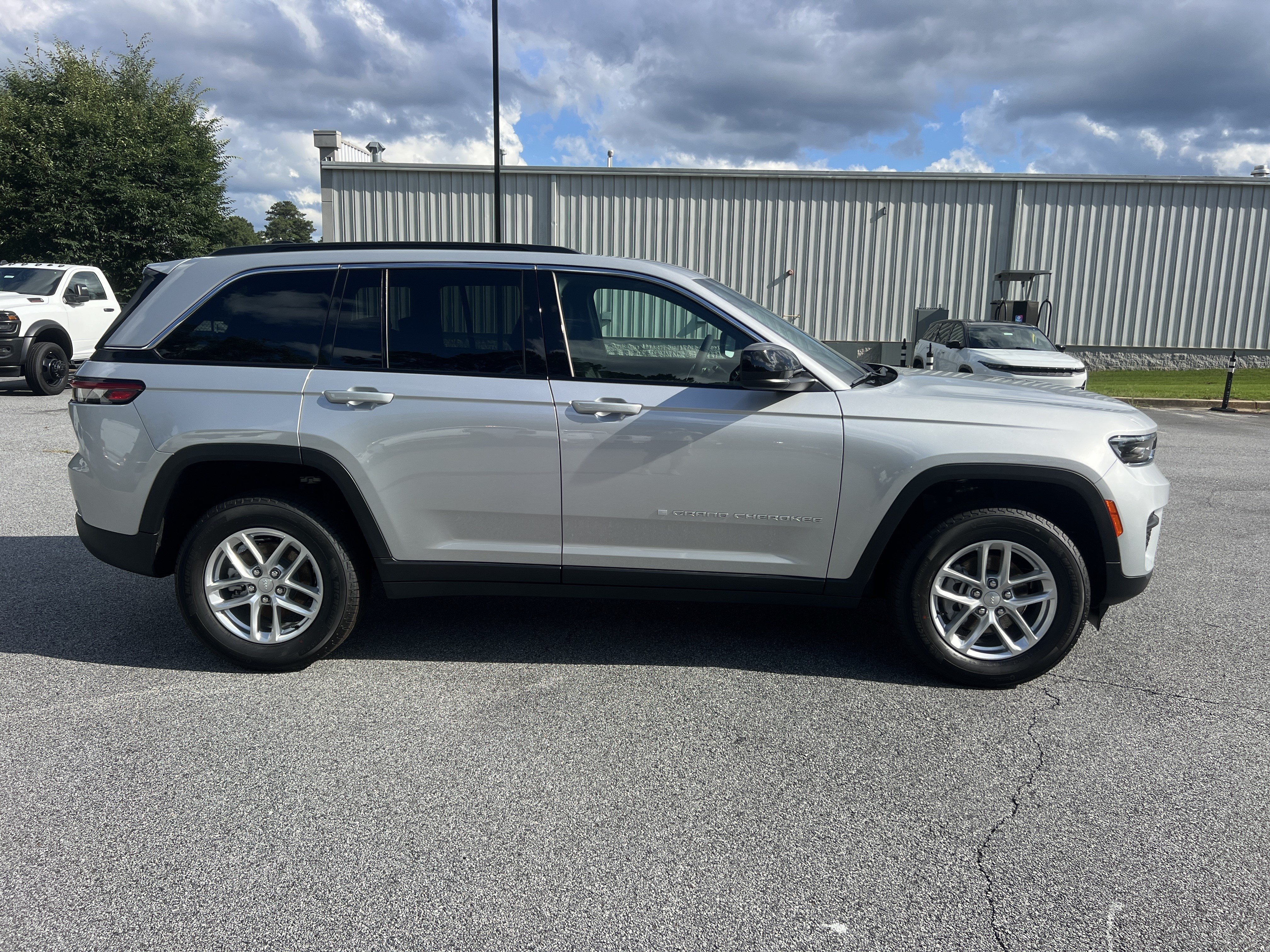 New 2026 Silver Zynith Exterior Paint Jeep Laredo image 9