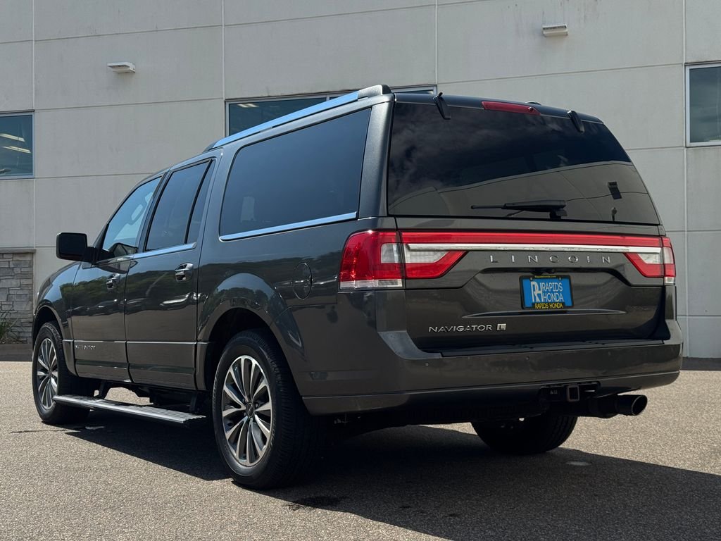 Used 2017 Magnetic Gray Metallic Lincoln Select image 5
