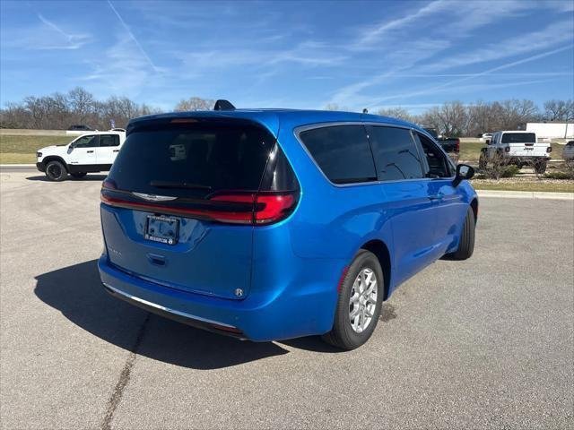 New 2026 Hydro Blue Pearl-Coat Exterior Paint Chrysler Select image 9