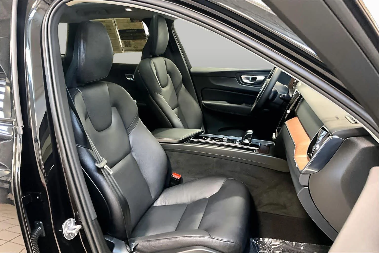 Used 2024 Onyx Black Metallic Volvo Plus Dark Theme image 8