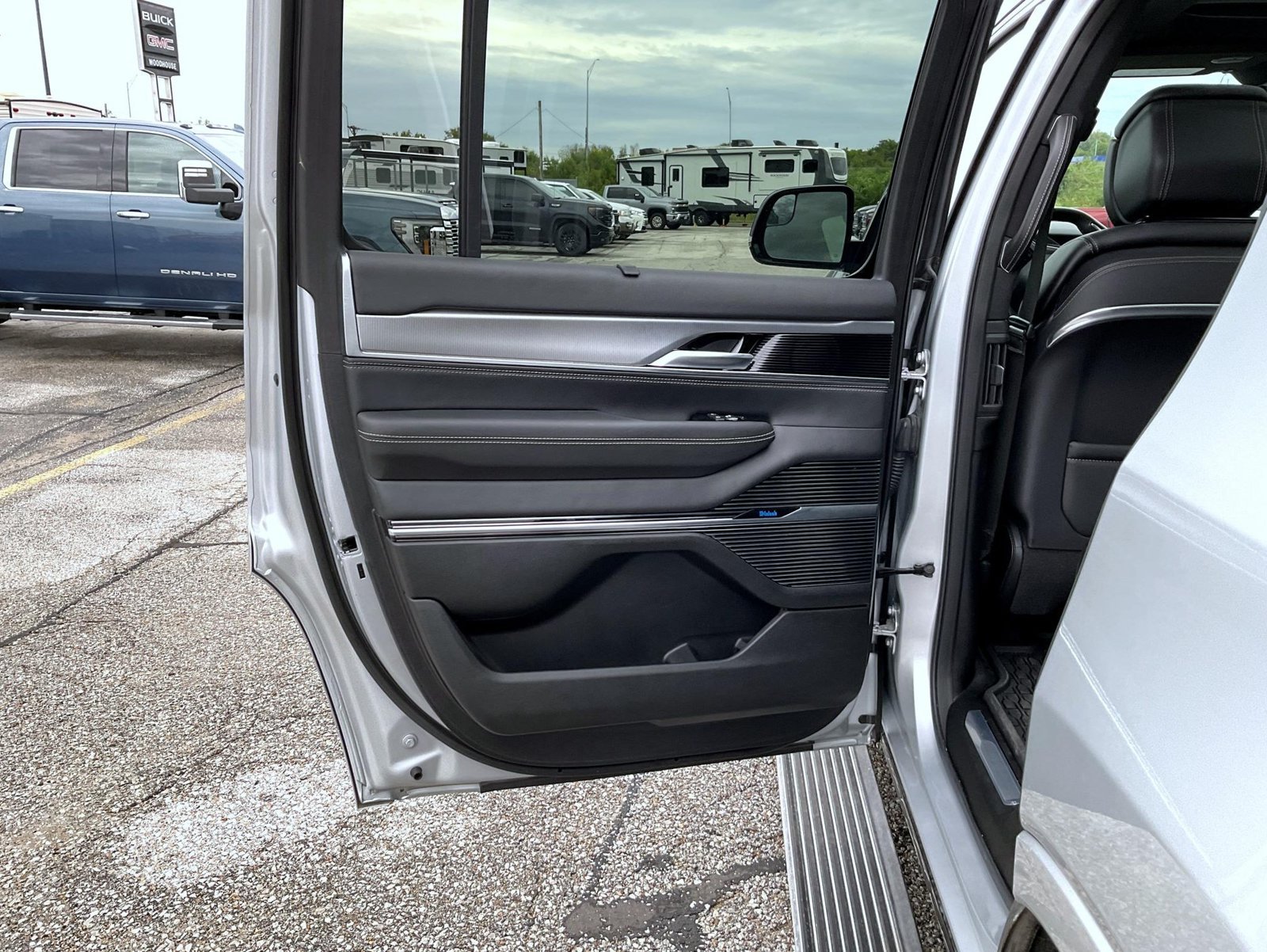 Used 2023 Silver Jeep Base image 21
