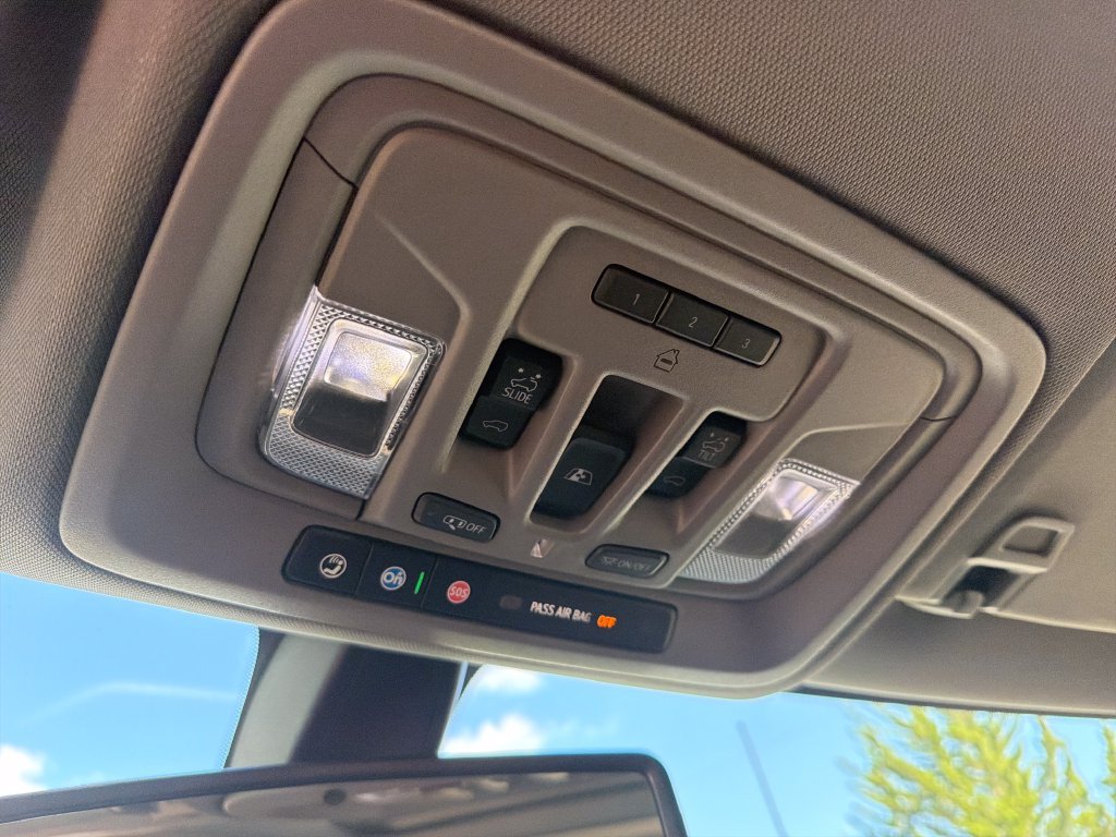 Used 2020 White GMC Denali image 27