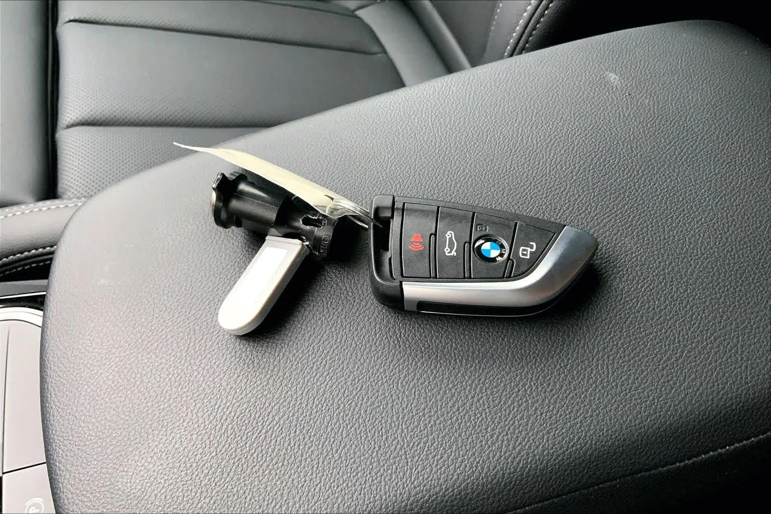 Used 2022 Dark Graphite Metallic BMW xDrive30i image 13