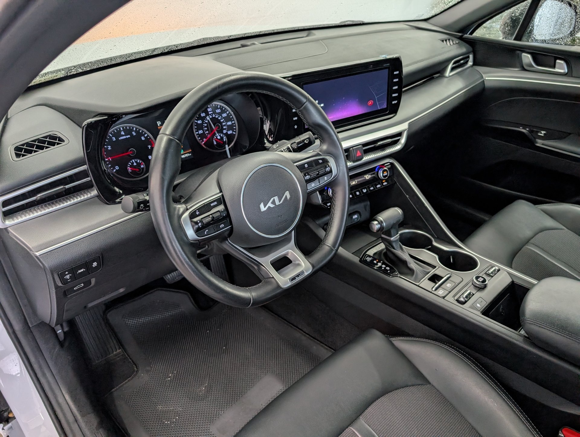 Used 2024 White Kia GT-Line image 9