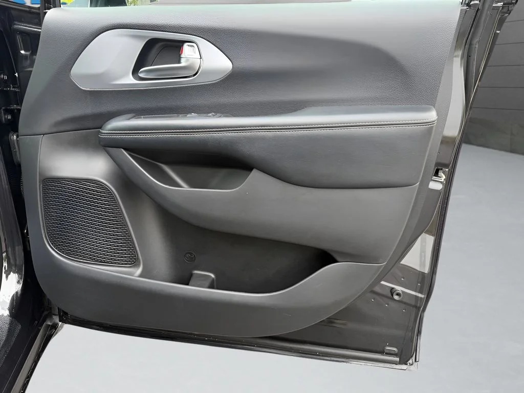 Used 2020 Black Chrysler Touring L image 14