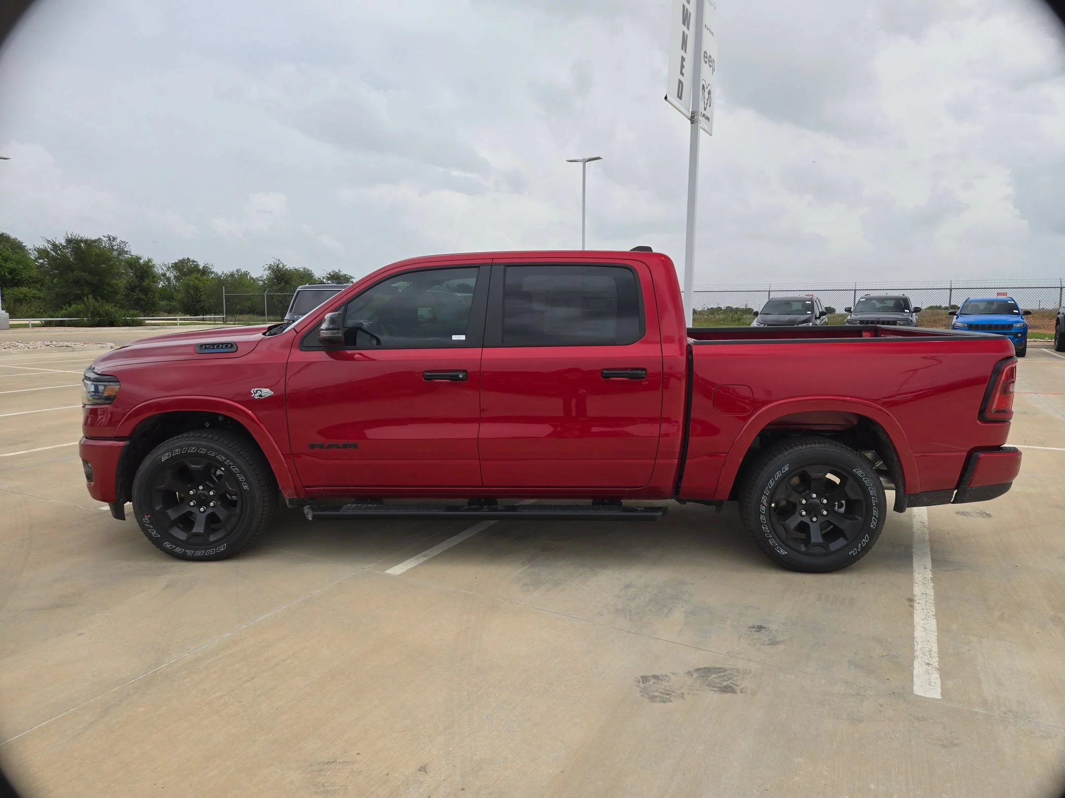New 2026 Molten Red Pearl-Coat Exterior Paint RAM Big Horn/Lone Star image 6