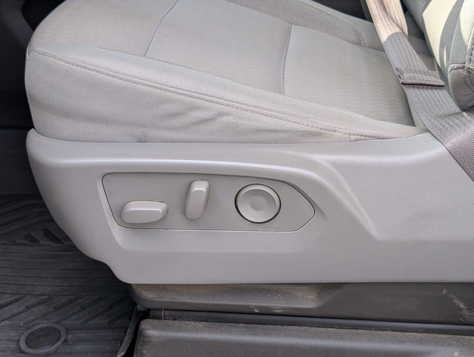 Used 2023 SUMMIT WHITE Chevrolet LT image 18
