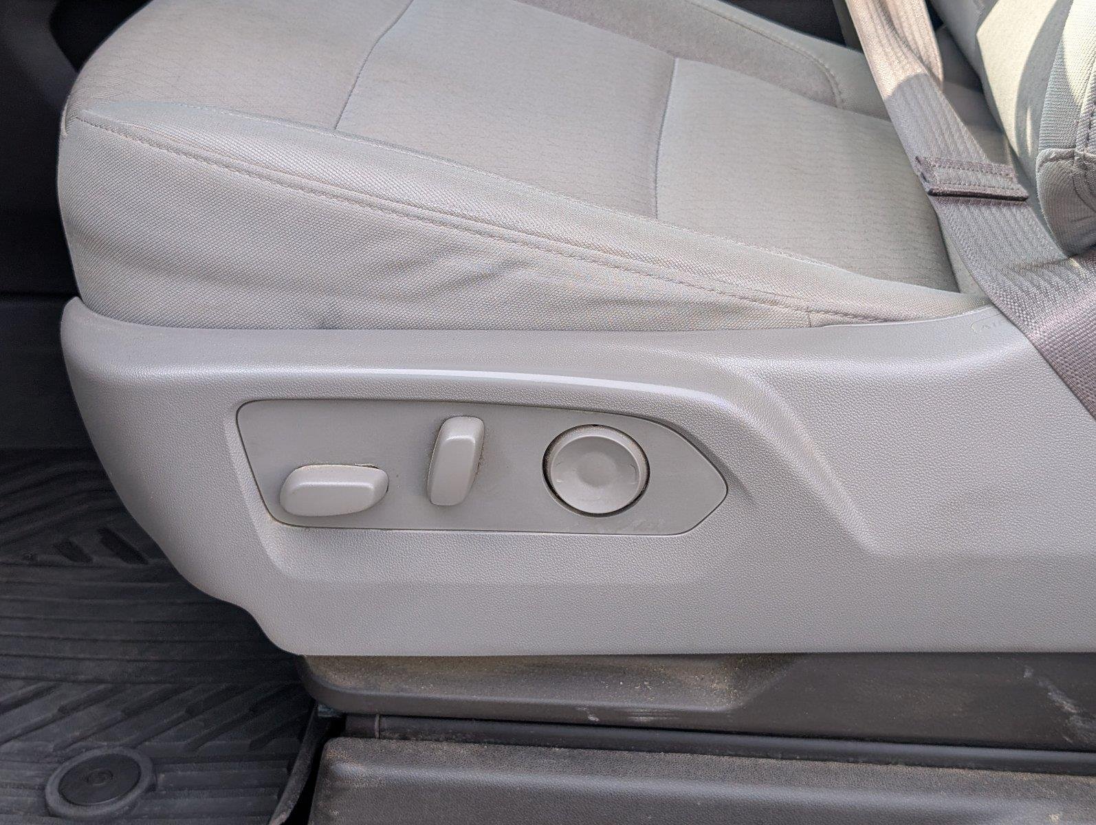 Used 2023 SUMMIT WHITE Chevrolet LT image 18