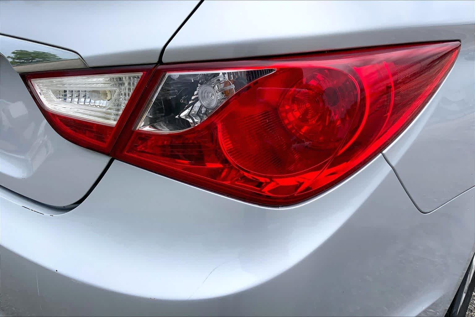 Used 2012 Radiant Silver Hyundai GLS image 29