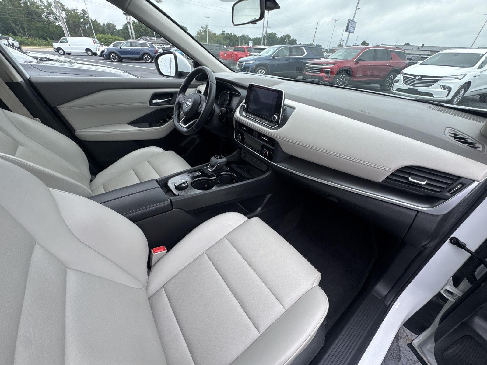 Used 2024 Everest White Pearl Nissan SV image 17