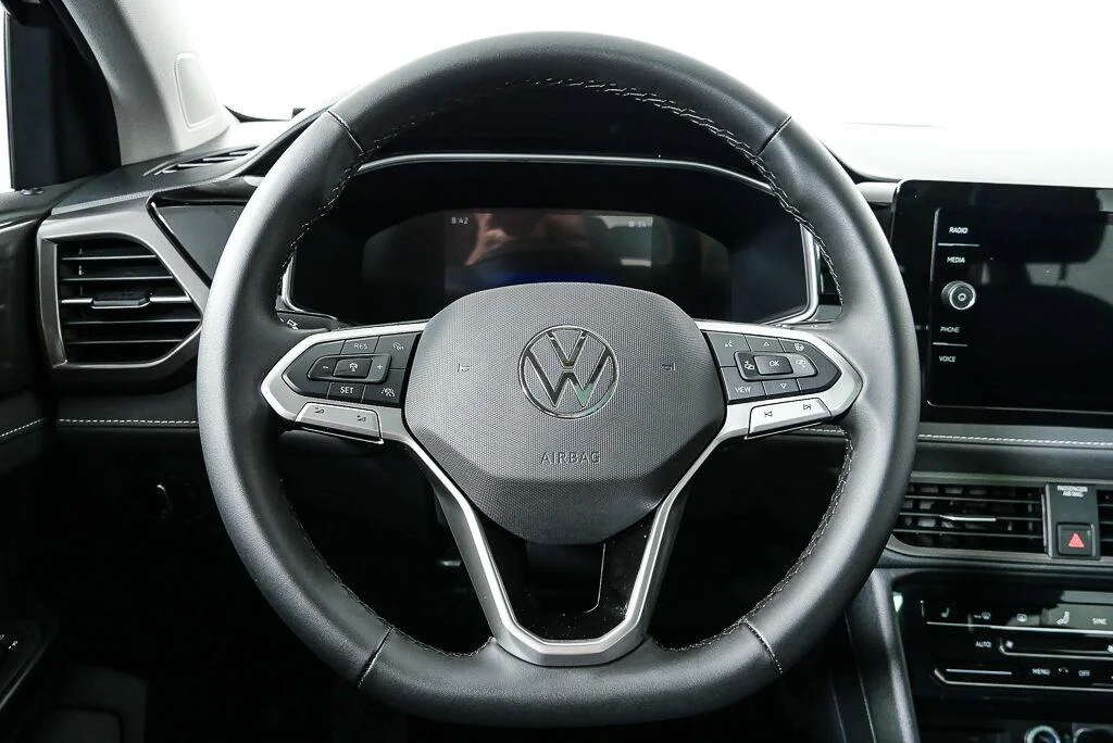 New 2026 Pure White w/Deep Black Roof Volkswagen SE Black image 10