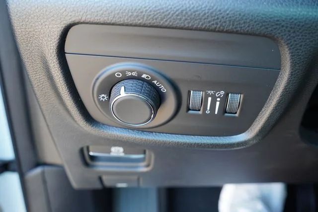 Used 2023 White Jeep Altitude image 27