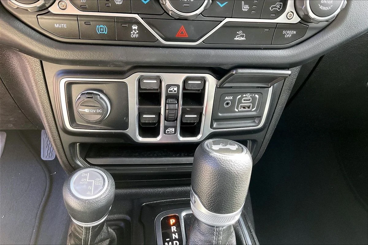 Used 2025  Jeep Sahara 4xe image 15