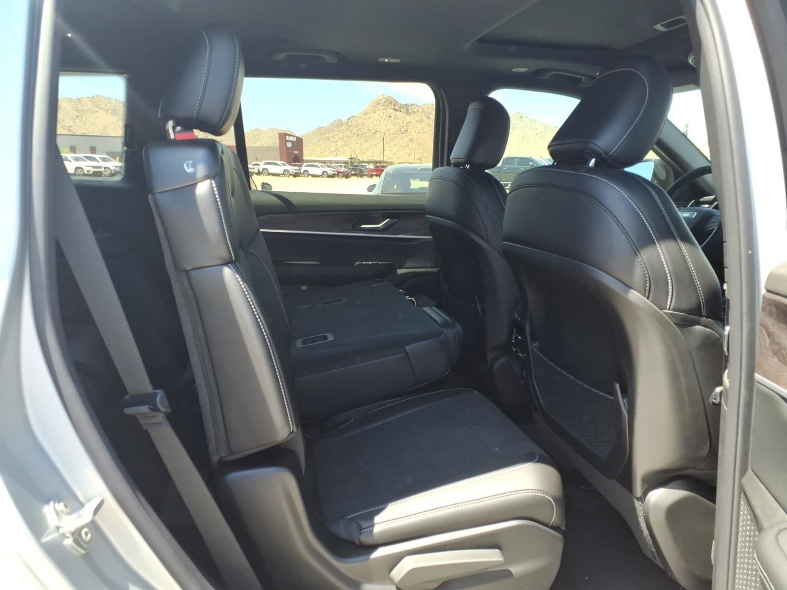 New 2026 Silver Zynith Exterior Paint Jeep Laredo Altitude image 9
