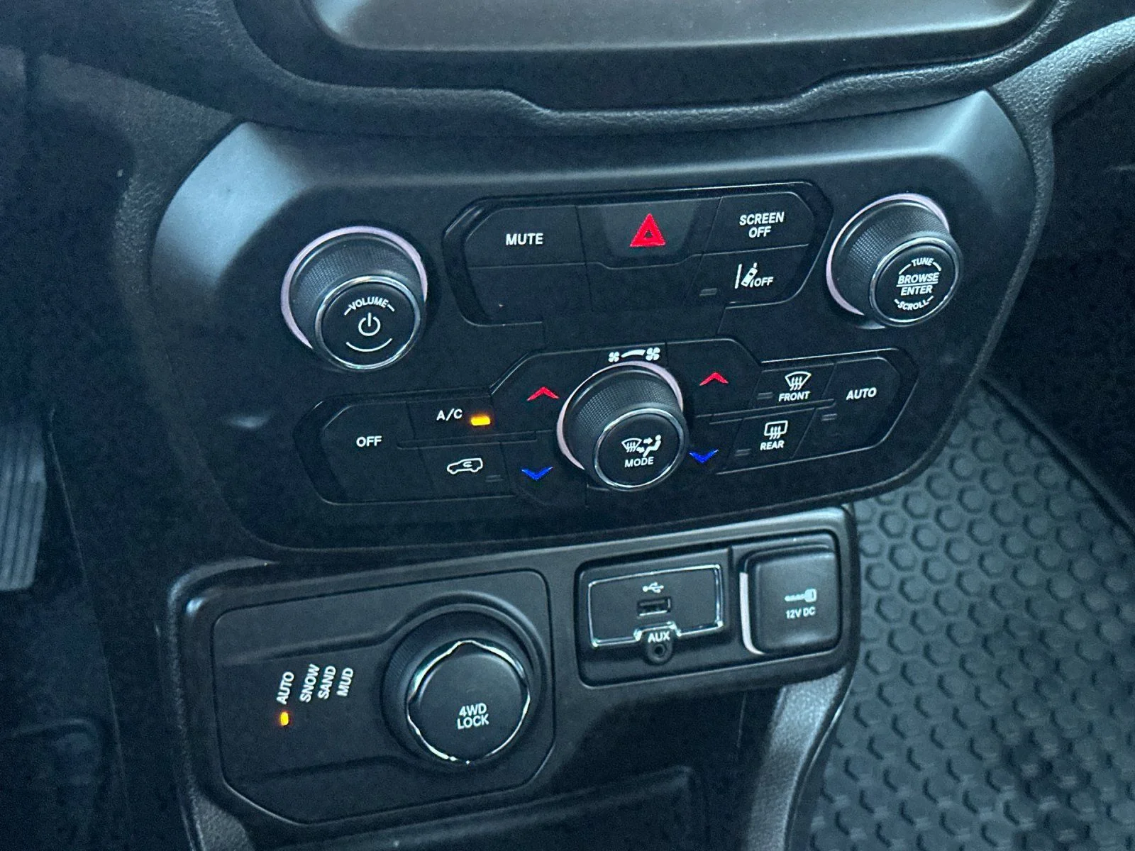 Used 2023 Alpine White Clearcoat Jeep Latitude image 20