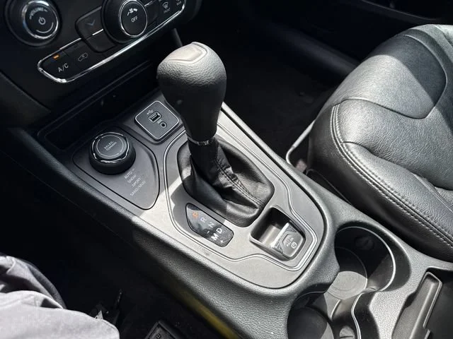 Used 2019 Billet Silver Metallic Clearcoat Jeep Latitude image 26