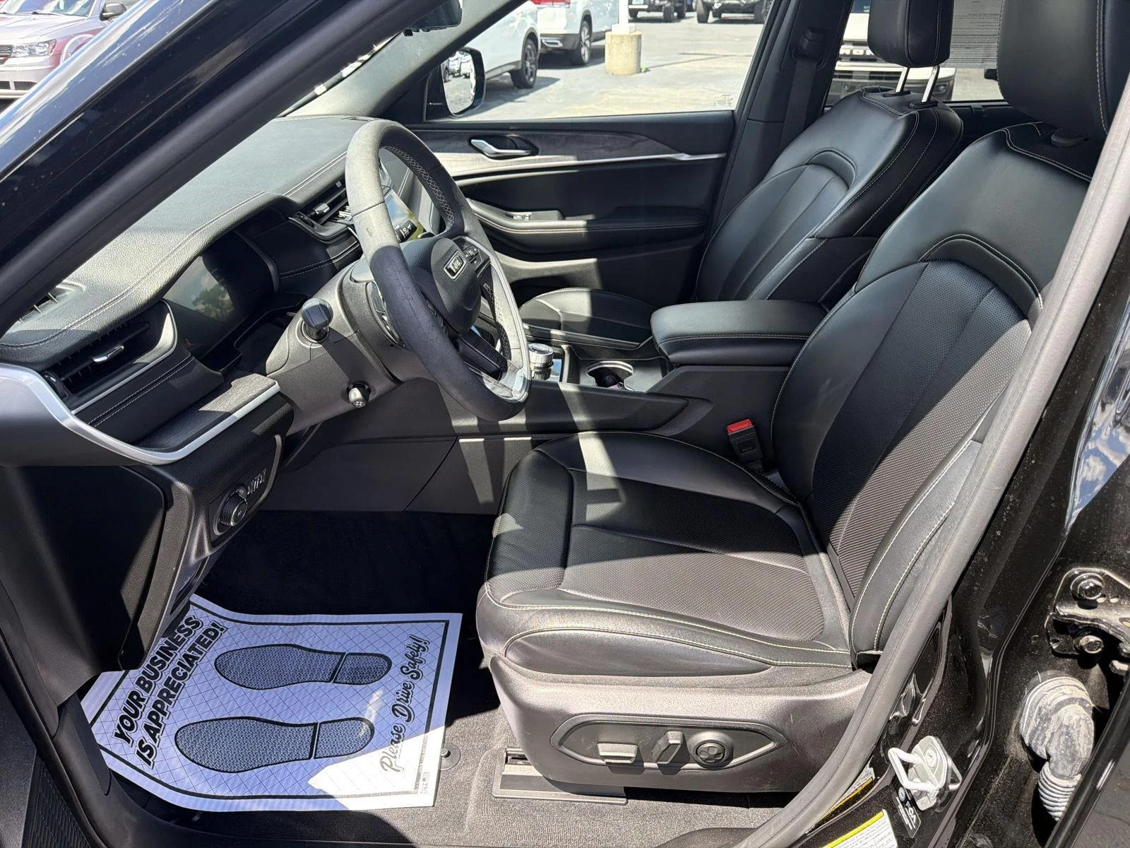 Used 2024 Diamond Black Crystal Pearlcoat Jeep Limited image 14
