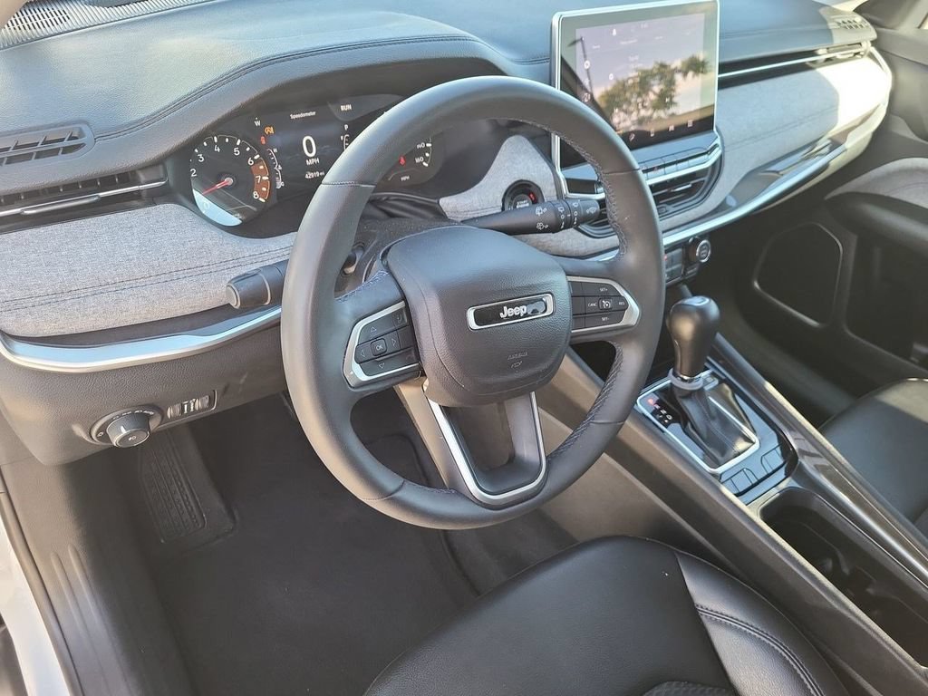 Used 2022 White Jeep Latitude FWD image 16