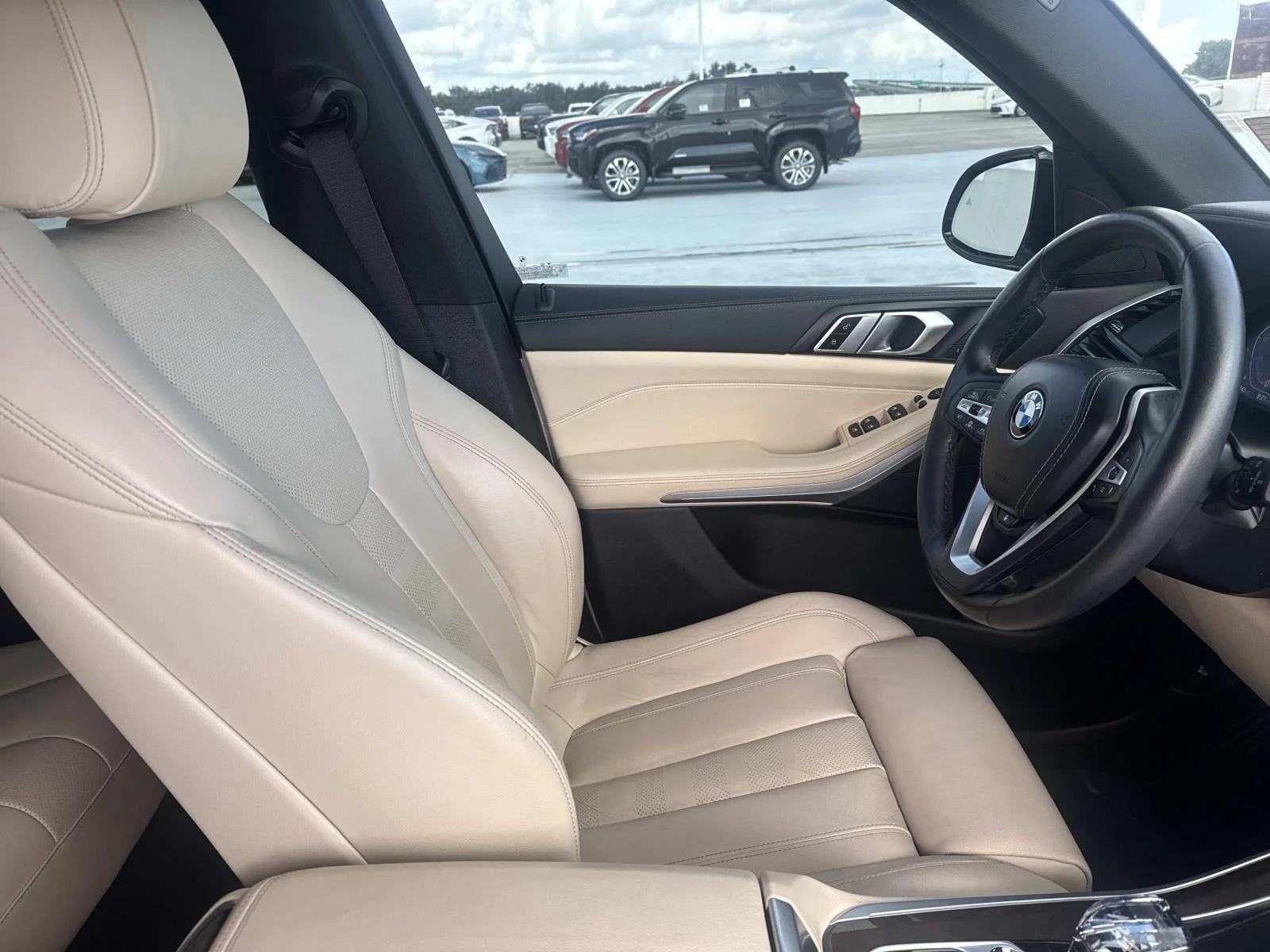 Used 2022 Mineral White Metallic BMW xDrive40i image 11